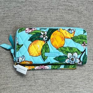NWT Vera Bradley Accordion Wristlet in Lemon Grove 🍋